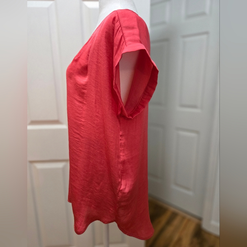 Vera Wang, Women's V-Neck Coral Short Sleeve Top. Med. - Picture 7 of 16